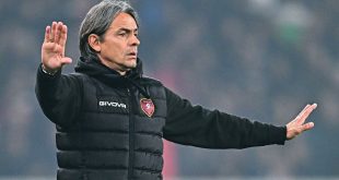 Reggina 1914 manager Filippo Inzaghi gives instructions to his team during the Serie B match between Genoa and Reggina 1914 at the Stadio Luigi Ferraris on March 31, 2023 in Genoa, Italy.