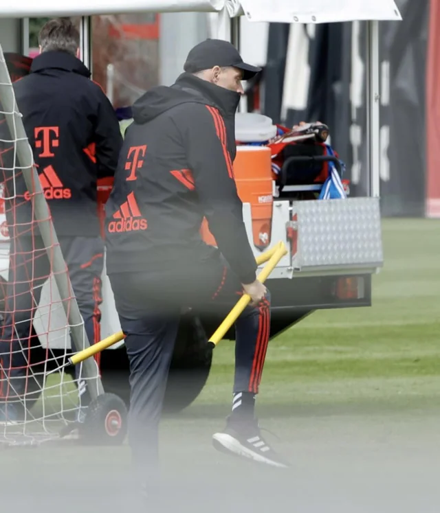 Bayern Munich coach Thomas Tuchel breaks pole out of frustration during training session with players