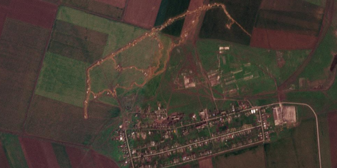 Ukraine likely to face bloody Crimea fight, satellite images show