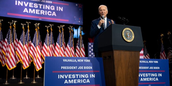 Biden Woos Republican Moderates in Debt-Ceiling Standoff