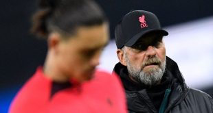 Liverpool manager Jurgen Klopp looks on as striker Darwin Nunez warms up ahead of the Carabao Cup fourth round match between Manchester City and Liverpool at the Etihad Stadium on December 22, 2022 in Manchester, England.