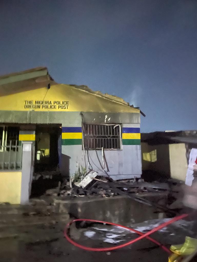 Lagos Police Station set on fire by rampaging Youths (photo)