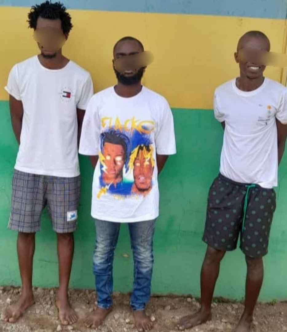Police arrests three members of a daredevil armed robbery gang who invaded phone market in Abeokuta (photo)