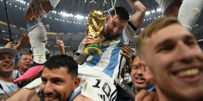 Lionel Messi and Sergio Aguero with the World Cup