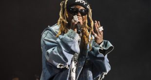 Rapper Lil Wayne says no artist that can battle him on the Versus stage