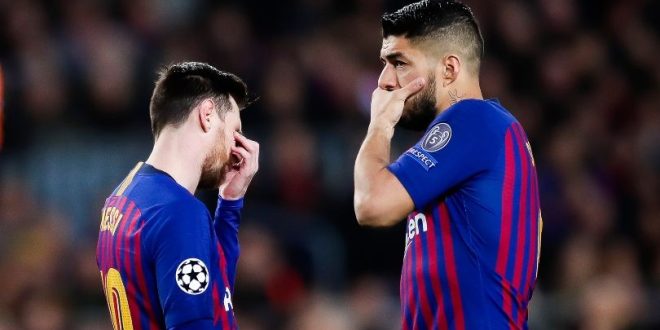 Lionel Messi and Luis Suarez react during Barcelona