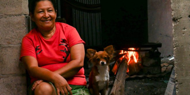 Wood Smoke Continues to Make Women Sick in El Salvador
