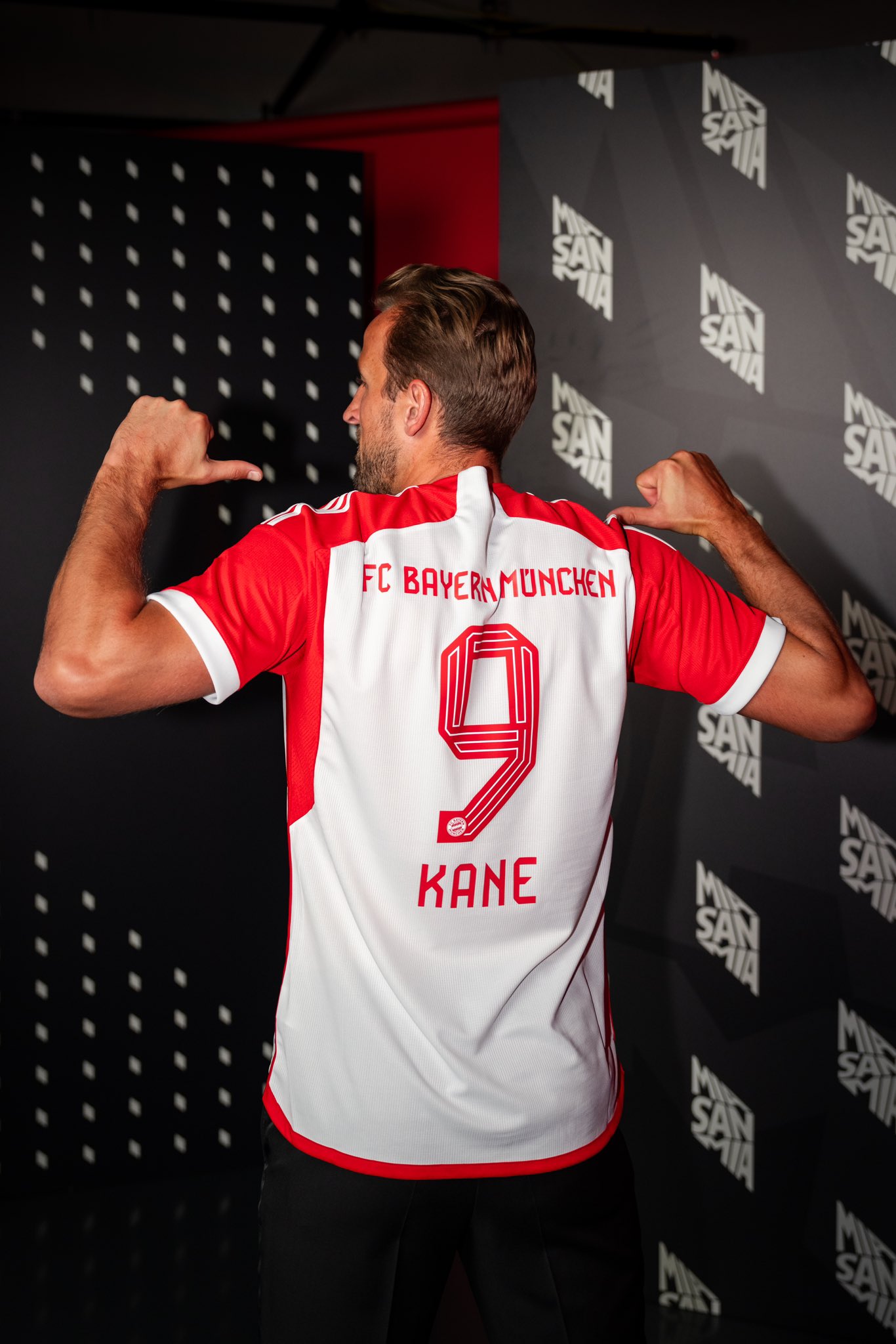 Harry Kane completes £100m move to Bayern Munich from Tottenham (Photos)