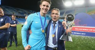 Dean Henderson of England and manager Paul Simpson ceebrate with the trophy after the FIFA U-20 World Cup Korea Republic 2017 Final match between Venezuela and England at Suwon World Cup Stadium on June 11, 2017 in Suwon, South Korea. (Photo by Alex Morton - FIFA/FIFA via Getty Images)
