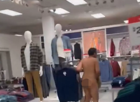 Angry parents confront n@ked man running around departmental store and "trying to touch children"