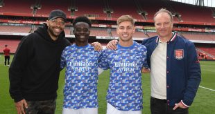 Ex Arsenal players (L) Thierry Henry and (R) Dennis Bergkamp with current players (2ndL) Bukayo Saka and (2ndR) Emile Smith Rowe after the Premier League match between Arsenal and Manchester United at Emirates Stadium on April 23, 2022 in London, England.