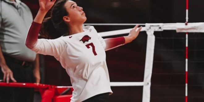 No. 10 Arkansas holds off No. 12 Tennessee