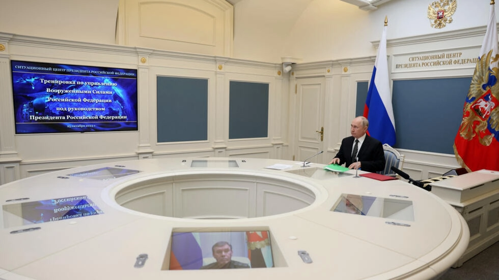 Putin watches as Russian military rehearse