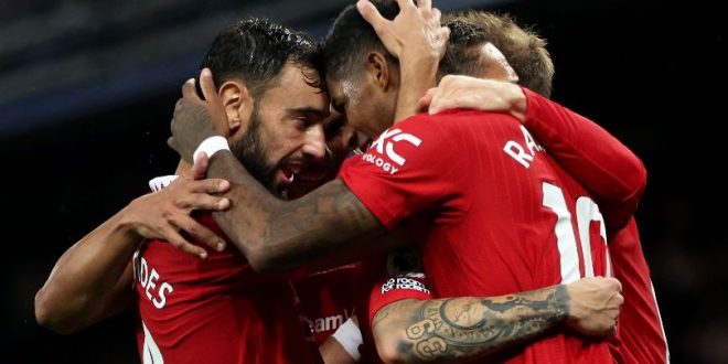 Bruno Fernandes and Marcus Rashford celebrate a Manchester United goal against Everton at Goodison Park in 2022.