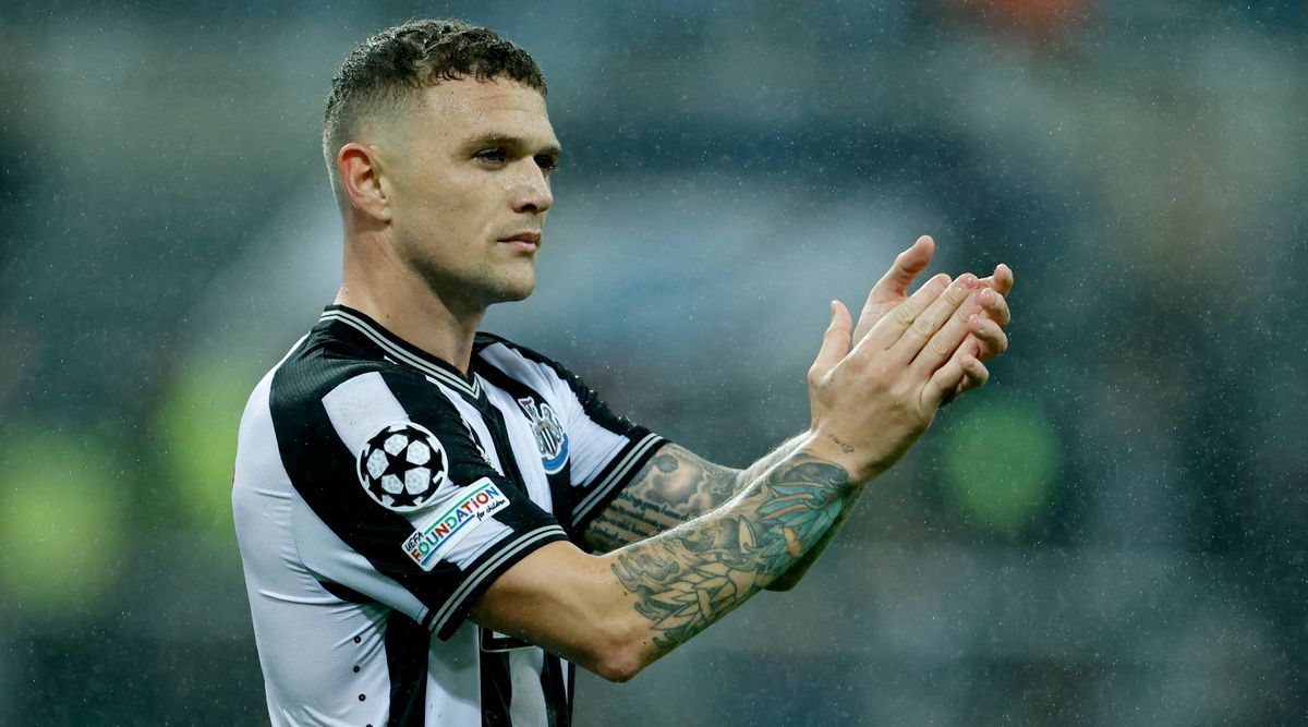 NEWCASTLE UPON TYNE, ENGLAND - OCTOBER 25: Kieran Trippier of Newcastle United applauds the fans after the UEFA Champions League match between Newcastle United FC and Borussia Dortmund at St. James