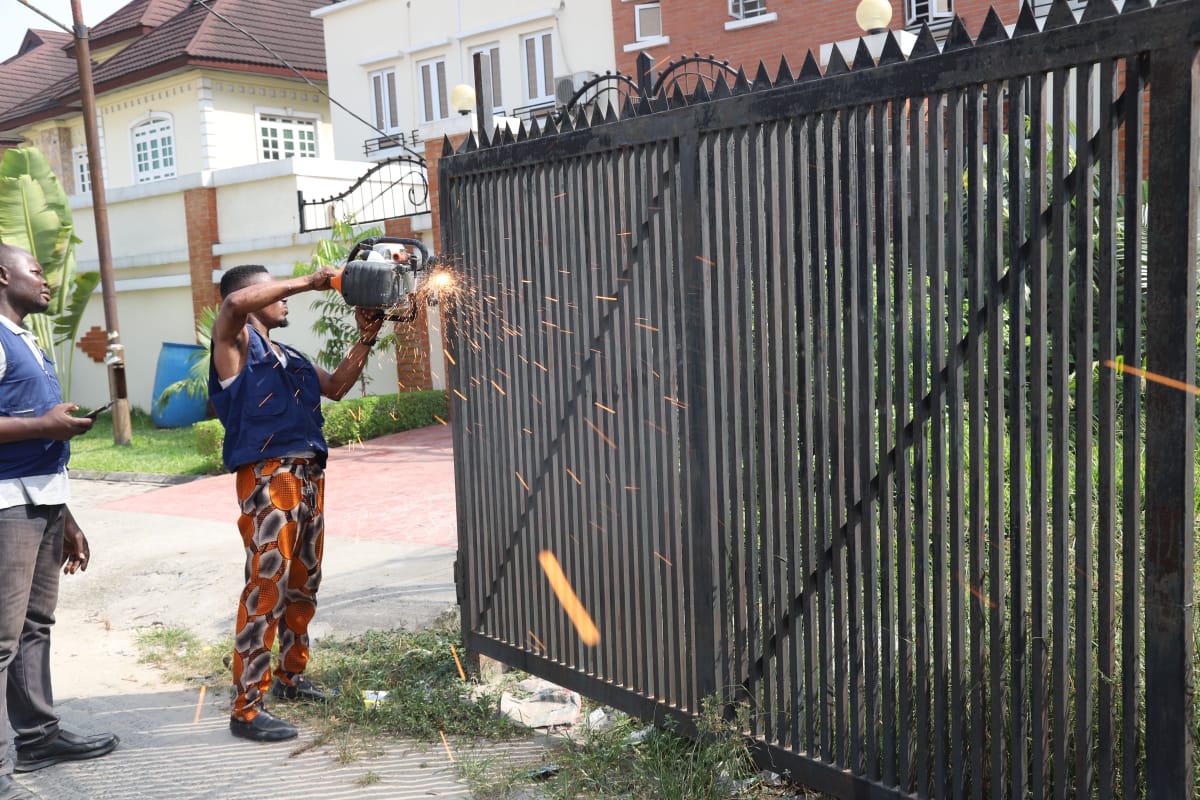 Lagos state govt dismantles gates mounted by some residents in Lekki