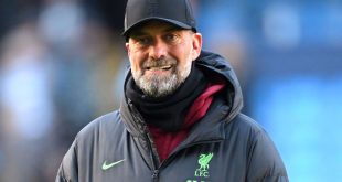 Juergen Klopp, Manager of Liverpool, looks on in the warm up prior to the Premier League match between Manchester City and Liverpool FC at Etihad Stadium on November 25, 2023 in Manchester, England. (Photo by Shaun Botterill/Getty Images)