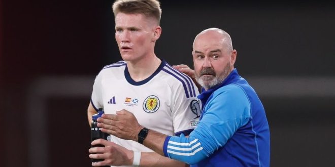 Steve Clarke in discussion with Scott McTominay during the Euro 2024 qualifier against Spain