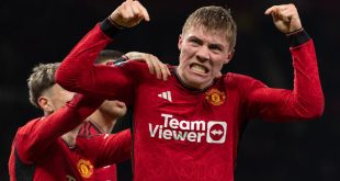 MANCHESTER, ENGLAND - DECEMBER 26: Rasmus Hojlund of Manchester United celebrates scoring the third and winning goal during the Premier League match between Manchester United and Aston Villa at Old Trafford on December 26, 2023 in Manchester, England. (Photo by Visionhaus/Getty Images)