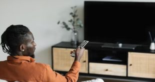 3 ways watching TV in the dark can affect your eyes