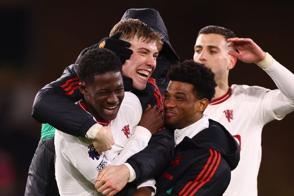 Kobbie Mainoo of Manchester United celebrates with Amad Diallo, Rasmus Hoejlund, Marcus Rashford and Diogo Dalot at full time during the Premier League match between Wolverhampton Wanderers and Manchester United