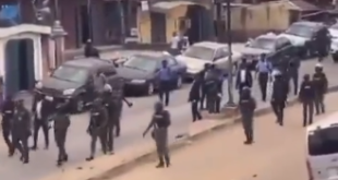 Police and EFCC personnel raid Bureau De Change offices in Ibadan