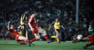 Liverpool v Arsenal, Michael Thomas avoids the challenge of Ray Houghton to score Arsenal