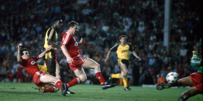 Liverpool v Arsenal, Michael Thomas avoids the challenge of Ray Houghton to score Arsenal