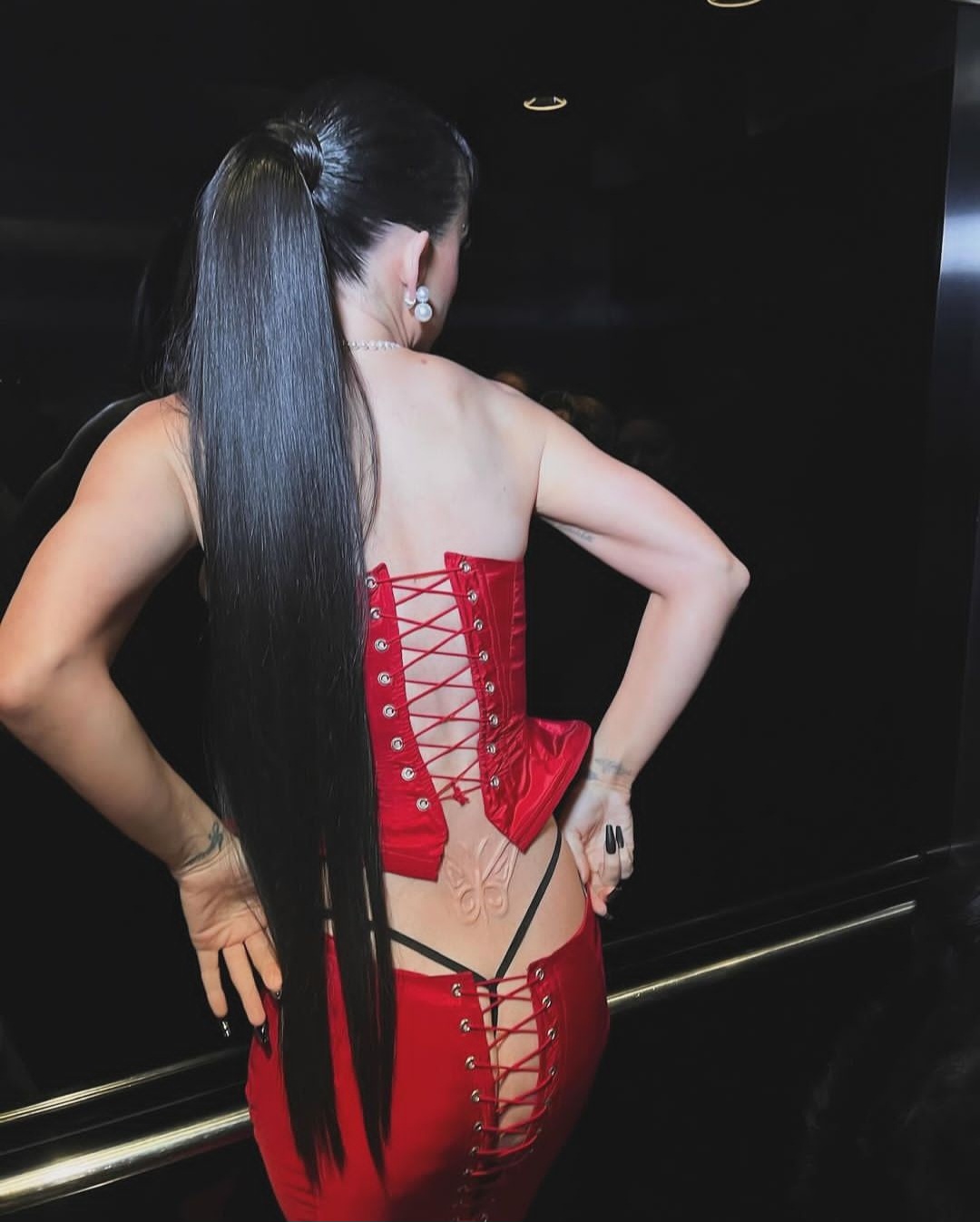 Katy Perry shows off bare bum in lace-up skirt (photos)