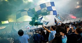 Fans of SSC Napoli celebrate their side
