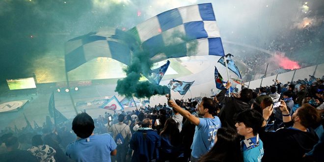 Fans of SSC Napoli celebrate their side