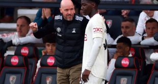 Manchester United boss Erik ten Hag delivers instruction to midfielder Kobbie Mainoo.