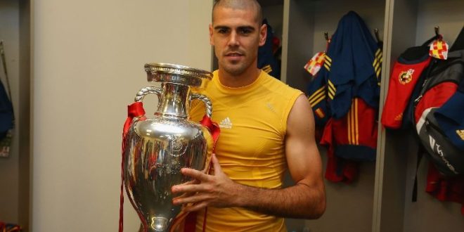 Víctor Valdés poses with the Euro 2012 trophy after Spain