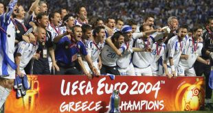 Greek players and staff members pose with their trophy 04 July 2004 at the Luz stadium in Lisbon, at the end of the Euro 2004 final match between Portugal and Greece at the European Nations championship in Portugal. Greece won 1-0. AFP PHOTO SORIANO/FIFE (Photo by SORIANO/FIFE / AFP) (Photo by SORIANO/FIFE/AFP via Getty Images)