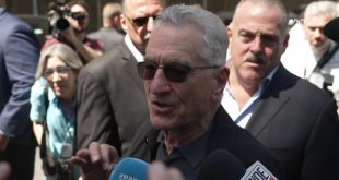 Robert De Niro caught in tense run-in with Trump supporters outside court house