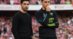 Arsenal manager Mikel Arteta alongside assistant Carlos Cuesta.