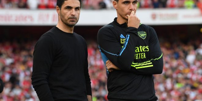 Arsenal manager Mikel Arteta alongside assistant Carlos Cuesta.