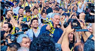 Jose Mourinho given rockstar treatment in Turkey after changing his skin to Fenerbahce shirt