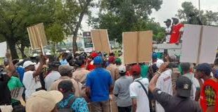 Court restricts Omoyele Sowore and other protesters in Abuja to MKO Abiola stadium