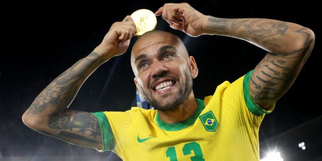Dani Alves shows off his Olympic gold medla in 2020