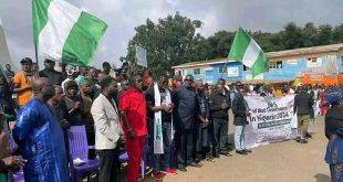 #EndBadGovernance Protesters hold Sunday service on Plateau road