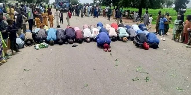 #EndBadGovernanceProtest: Katsina residents block road, hold prayer over insecurity