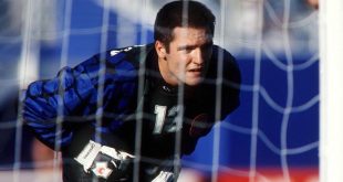 Santiago Cañizares in action for Spain at the 1994 World Cup.