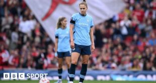 Vivianne Miedema playing for Manchester City