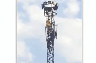 Thief climbs 30-meter tower to escape from angry mob