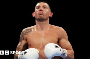 Liam Williams with white gloves in the ring