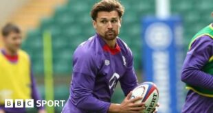 Henry Slade passing the ball against New Zealand