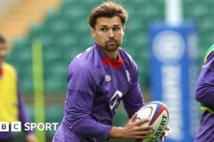 Henry Slade passing the ball against New Zealand