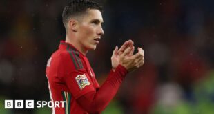 Harry Wilson  applauds Wales' fans