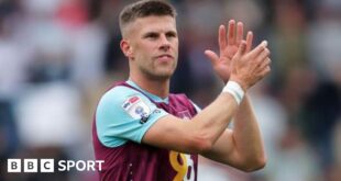 Johann Berg Gudmundsson applauds Burnley fans